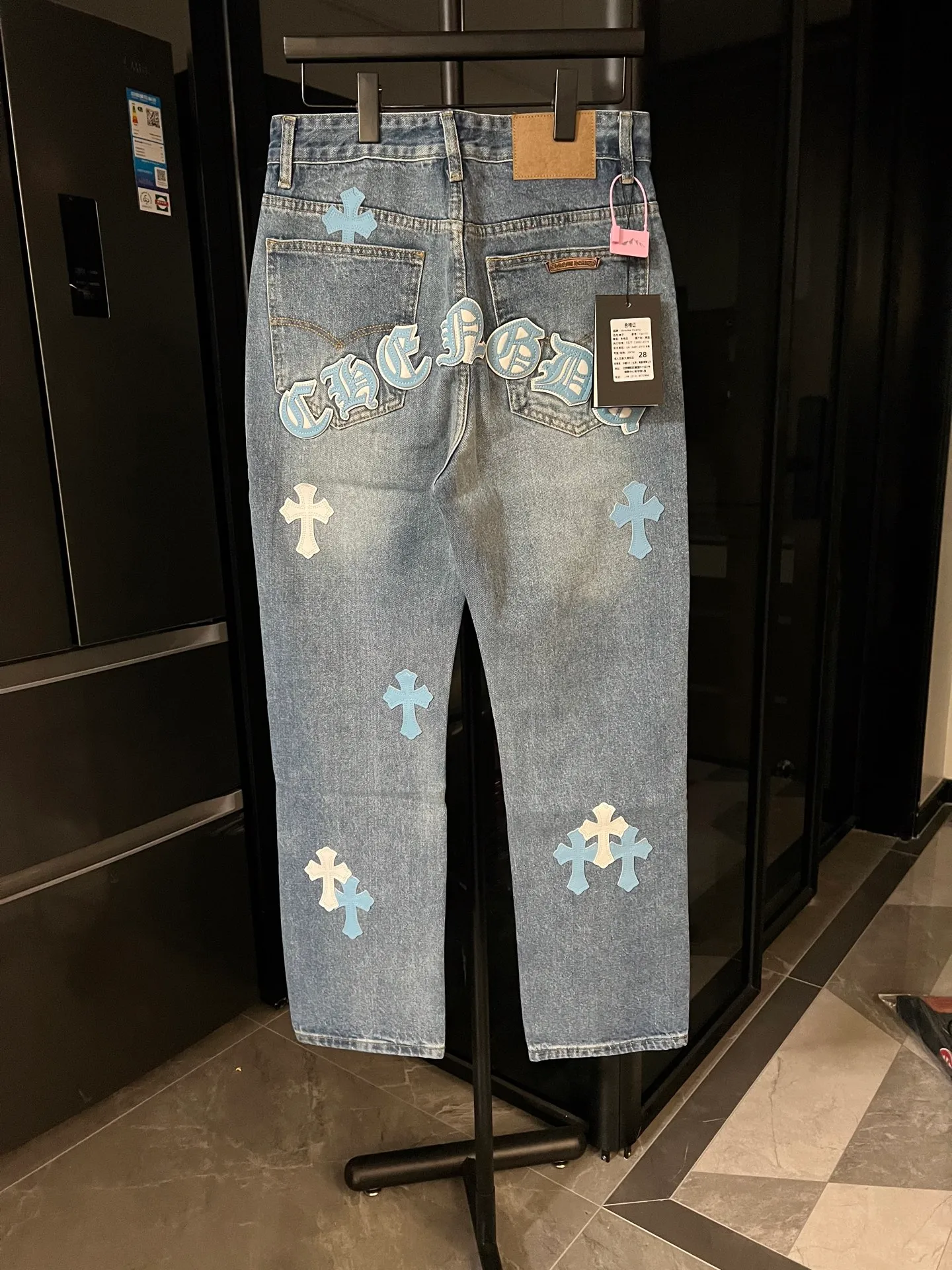 P260 [Next day] Chrome Hearts/Chrome Hearts CH Hong Kong City Limited Series Sanskrit Cross Patch Leather Jeans (Blue) Blue and White Color - Hong Kong Limited Fashion players, Chrome Hearts Hong Kong City Limited Jeans are now available!  The unique color scheme is like the intertwining of vitality and romance of Hong Kong. The three-dimensional letters between the hips seem to tell the story of the city. The customized hardware, the three-dimensional and thick cross stamens, and the hand-cut leather washers make the details full of luxury.  Handcrafted and made of environmentally friendly materials, comfort and quality coexist. Owning it is not only an outfit, but also a status symbol. Globally limited edition, don’t miss it.  Size: 28 30 32 34 (corresponding to s-xl) Detailed size can be found in Figure 9